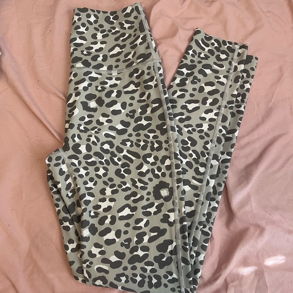 grey and white cheetah print offline leggings. size small